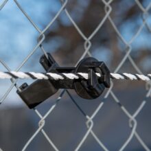 Izolator de gard electric, cu prindere pe plasa de sarma - EVO19I